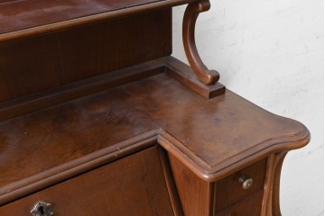 ヨーロッパヴィンテージ　1970年頃から1980年　美品　象嵌細工や曲線的な装飾が美しいビューローキャビネット　(R-090750)
