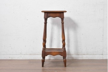 和製ヴィンテージ　昭和後期　希少な廃番品!　オールドカリモク　カリモク家具(karimoku)　籐(ラタン)編みが軽やかさを添えるクラシカルな花台　(R-090752)