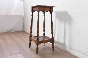 和製ヴィンテージ　昭和後期　希少な廃番品!　オールドカリモク　カリモク家具(karimoku)　籐(ラタン)編みが軽やかさを添えるクラシカルな花台　(R-090752)