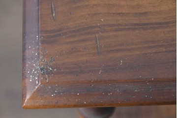 和製ヴィンテージ　昭和後期　希少な廃番品!　オールドカリモク　カリモク家具(karimoku)　籐(ラタン)編みが軽やかさを添えるクラシカルな花台　(R-090752)
