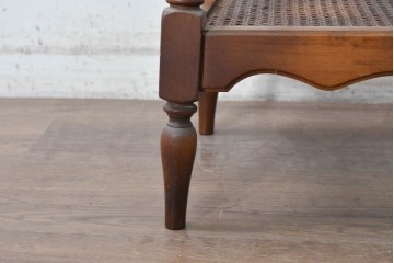 和製ヴィンテージ　昭和後期　希少な廃番品!　オールドカリモク　カリモク家具(karimoku)　籐(ラタン)編みが軽やかさを添えるクラシカルな花台　(R-090752)