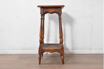 和製ヴィンテージ　昭和後期　希少な廃番品!　オールドカリモク　カリモク家具(karimoku)　籐(ラタン)編みが軽やかさを添えるクラシカルな花台　(R-090752)