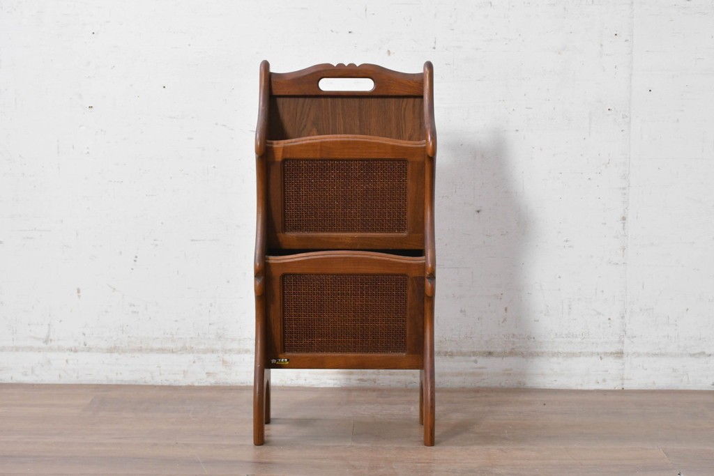 和製ヴィンテージ　昭和後期　希少な廃番品!!　オールドカリモク　カリモク家具(karimoku)　籐(ラタン)編みを取り入れたレトロな佇まいのマガジンラック　(R-090753)