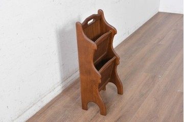 和製ヴィンテージ　昭和後期　希少な廃番品!!　オールドカリモク　カリモク家具(karimoku)　籐(ラタン)編みを取り入れたレトロな佇まいのマガジンラック　(R-090753)