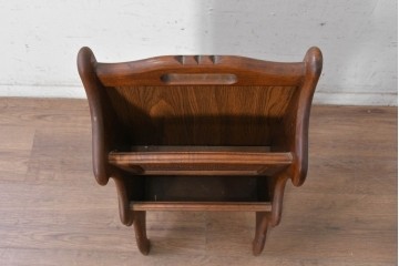 和製ヴィンテージ　昭和後期　希少な廃番品!!　オールドカリモク　カリモク家具(karimoku)　籐(ラタン)編みを取り入れたレトロな佇まいのマガジンラック　(R-090753)