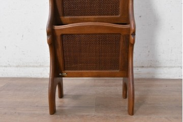 和製ヴィンテージ　昭和後期　希少な廃番品!!　オールドカリモク　カリモク家具(karimoku)　籐(ラタン)編みを取り入れたレトロな佇まいのマガジンラック　(R-090753)