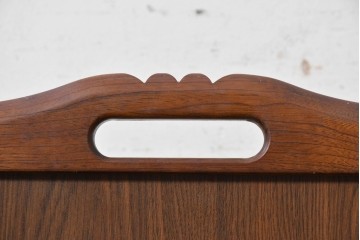 和製ヴィンテージ　昭和後期　希少な廃番品!!　オールドカリモク　カリモク家具(karimoku)　籐(ラタン)編みを取り入れたレトロな佇まいのマガジンラック　(R-090753)