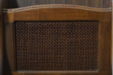 和製ヴィンテージ　昭和後期　希少な廃番品!!　オールドカリモク　カリモク家具(karimoku)　籐(ラタン)編みを取り入れたレトロな佇まいのマガジンラック　(R-090753)