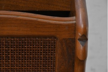 和製ヴィンテージ　昭和後期　希少な廃番品!!　オールドカリモク　カリモク家具(karimoku)　籐(ラタン)編みを取り入れたレトロな佇まいのマガジンラック　(R-090753)