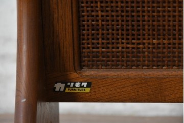 和製ヴィンテージ　昭和後期　希少な廃番品!!　オールドカリモク　カリモク家具(karimoku)　籐(ラタン)編みを取り入れたレトロな佇まいのマガジンラック　(R-090753)