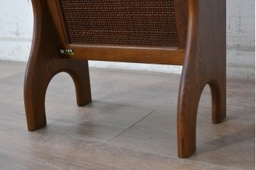 和製ヴィンテージ　昭和後期　希少な廃番品!!　オールドカリモク　カリモク家具(karimoku)　籐(ラタン)編みを取り入れたレトロな佇まいのマガジンラック　(R-090753)