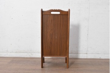 和製ヴィンテージ　昭和後期　希少な廃番品!!　オールドカリモク　カリモク家具(karimoku)　籐(ラタン)編みを取り入れたレトロな佇まいのマガジンラック　(R-090753)