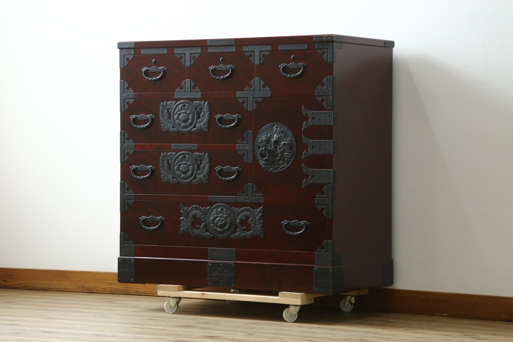 中古　超美品!!　田中家具　重厚な唐獅子牡丹金具と欅の木目を楽しめる二本松欅箪笥　定価約40万円　(R-090757)