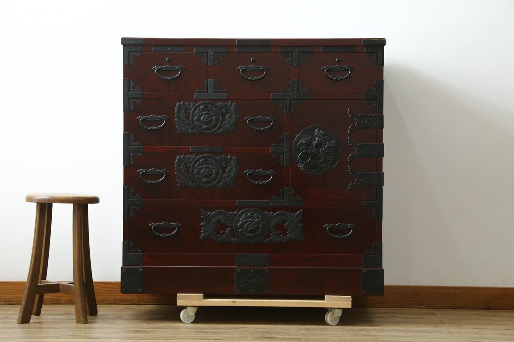 中古　超美品!!　田中家具　重厚な唐獅子牡丹金具と欅の木目を楽しめる二本松欅箪笥　定価約40万円　(R-090757)