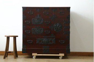 中古　超美品!!　田中家具　重厚な唐獅子牡丹金具と欅の木目を楽しめる二本松欅箪笥　定価約40万円　(R-090757)