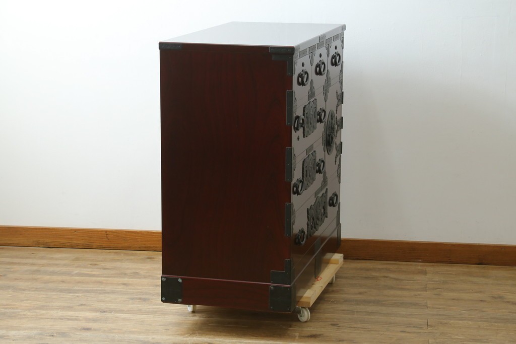 中古　超美品!!　田中家具　重厚な唐獅子牡丹金具と欅の木目を楽しめる二本松欅箪笥　定価約40万円　(R-090757)