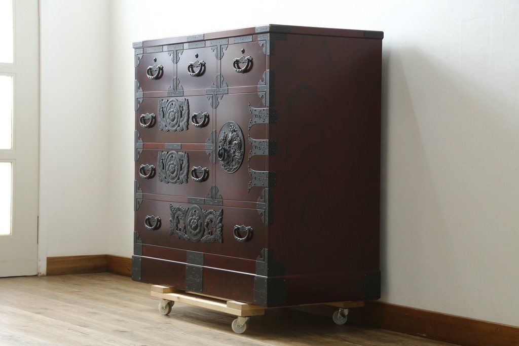 中古　超美品!!　田中家具　重厚な唐獅子牡丹金具と欅の木目を楽しめる二本松欅箪笥　定価約40万円　(R-090757)