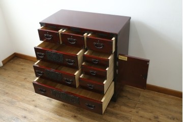 中古　超美品!!　田中家具　重厚な唐獅子牡丹金具と欅の木目を楽しめる二本松欅箪笥　定価約40万円　(R-090757)