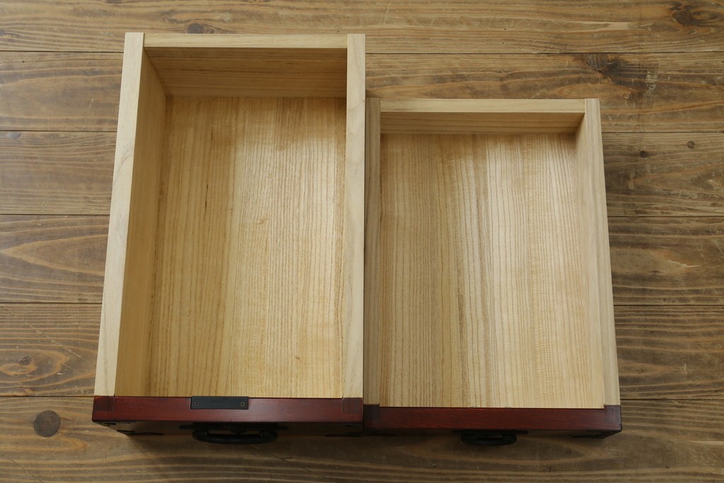 中古　超美品!!　田中家具　重厚な唐獅子牡丹金具と欅の木目を楽しめる二本松欅箪笥　定価約40万円　(R-090757)