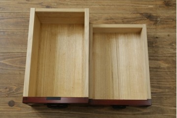 中古　超美品!!　田中家具　重厚な唐獅子牡丹金具と欅の木目を楽しめる二本松欅箪笥　定価約40万円　(R-090757)