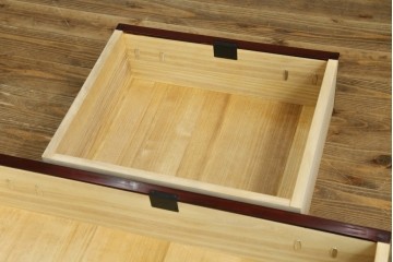 中古　超美品!!　田中家具　重厚な唐獅子牡丹金具と欅の木目を楽しめる二本松欅箪笥　定価約40万円　(R-090757)