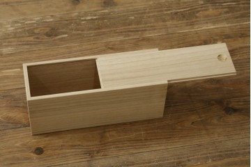中古　超美品!!　田中家具　重厚な唐獅子牡丹金具と欅の木目を楽しめる二本松欅箪笥　定価約40万円　(R-090757)