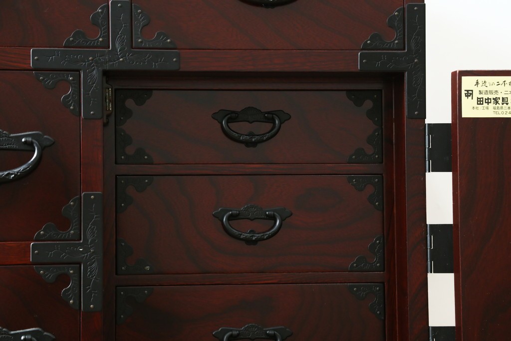 中古　超美品!!　田中家具　重厚な唐獅子牡丹金具と欅の木目を楽しめる二本松欅箪笥　定価約40万円　(R-090757)