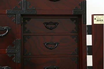 中古　超美品!!　田中家具　重厚な唐獅子牡丹金具と欅の木目を楽しめる二本松欅箪笥　定価約40万円　(R-090757)