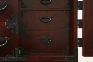 中古　超美品!!　田中家具　重厚な唐獅子牡丹金具と欅の木目を楽しめる二本松欅箪笥　定価約40万円　(R-090757)