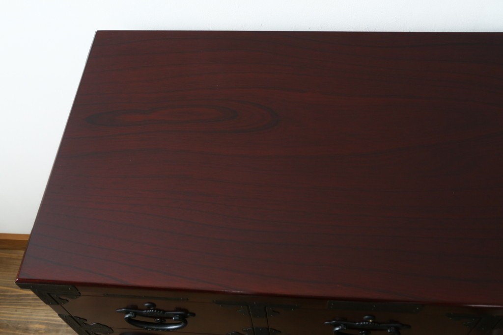 中古　超美品!!　田中家具　重厚な唐獅子牡丹金具と欅の木目を楽しめる二本松欅箪笥　定価約40万円　(R-090757)