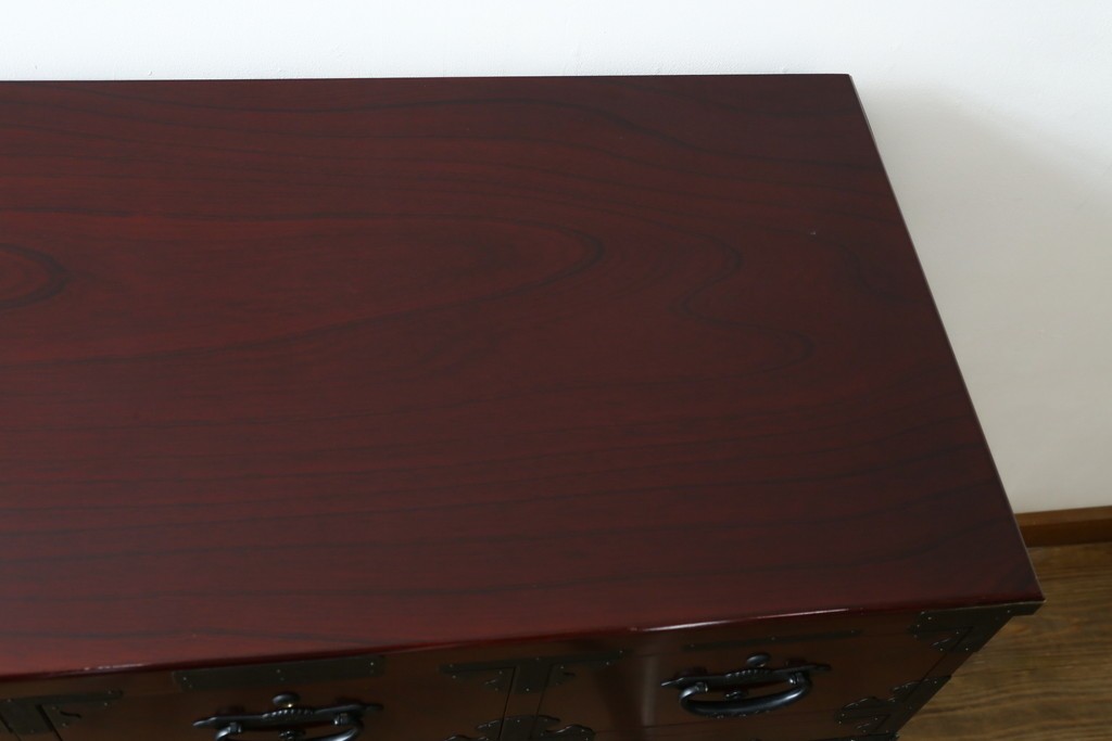 中古　超美品!!　田中家具　重厚な唐獅子牡丹金具と欅の木目を楽しめる二本松欅箪笥　定価約40万円　(R-090757)