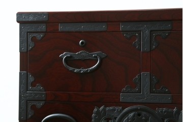 中古　超美品!!　田中家具　重厚な唐獅子牡丹金具と欅の木目を楽しめる二本松欅箪笥　定価約40万円　(R-090757)