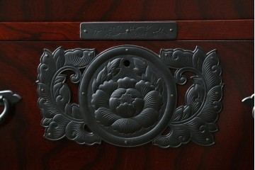 中古　超美品!!　田中家具　重厚な唐獅子牡丹金具と欅の木目を楽しめる二本松欅箪笥　定価約40万円　(R-090757)
