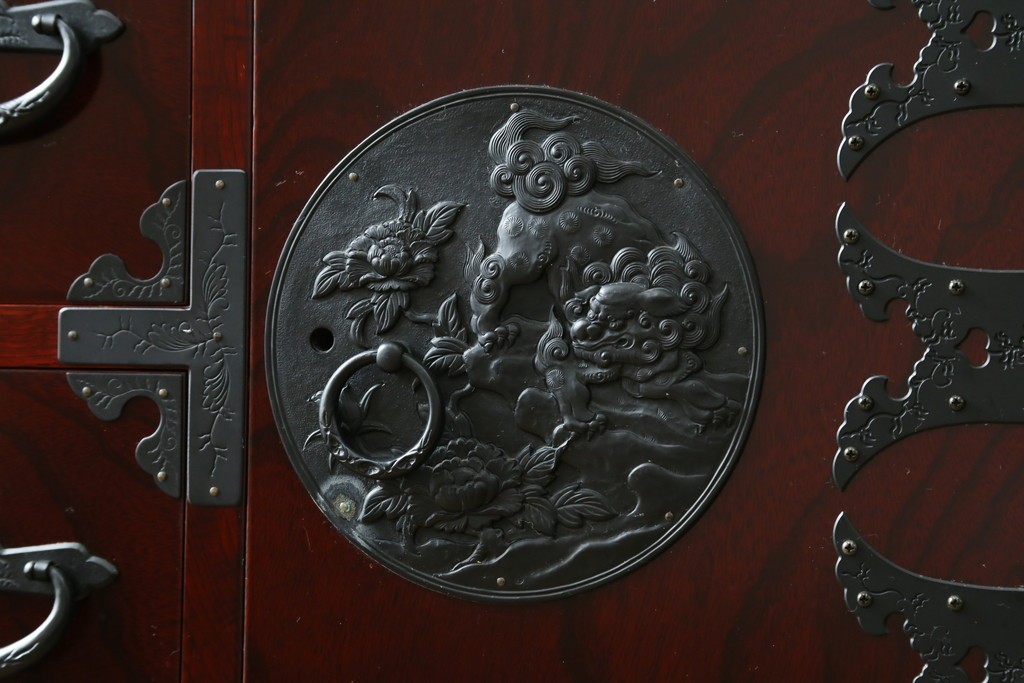 中古　超美品!!　田中家具　重厚な唐獅子牡丹金具と欅の木目を楽しめる二本松欅箪笥　定価約40万円　(R-090757)