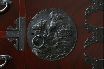 中古　超美品!!　田中家具　重厚な唐獅子牡丹金具と欅の木目を楽しめる二本松欅箪笥　定価約40万円　(R-090757)