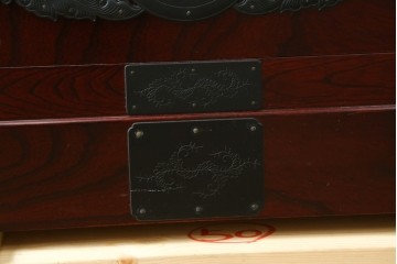 中古　超美品!!　田中家具　重厚な唐獅子牡丹金具と欅の木目を楽しめる二本松欅箪笥　定価約40万円　(R-090757)