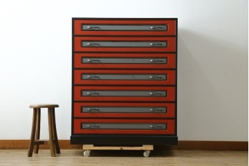 中古　美品　漆塗り　モダンデザイン　朱塗りと黒のコントラストに目を奪われる総桐箪笥　定価推定約70万円　(R-090758)