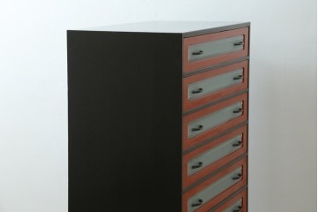 中古　美品　漆塗り　モダンデザイン　朱塗りと黒のコントラストに目を奪われる総桐箪笥　定価推定約70万円　(R-090758)