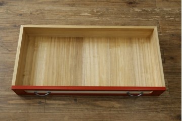 中古　美品　漆塗り　モダンデザイン　朱塗りと黒のコントラストに目を奪われる総桐箪笥　定価推定約70万円　(R-090758)