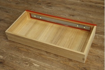 中古　美品　漆塗り　モダンデザイン　朱塗りと黒のコントラストに目を奪われる総桐箪笥　定価推定約70万円　(R-090758)