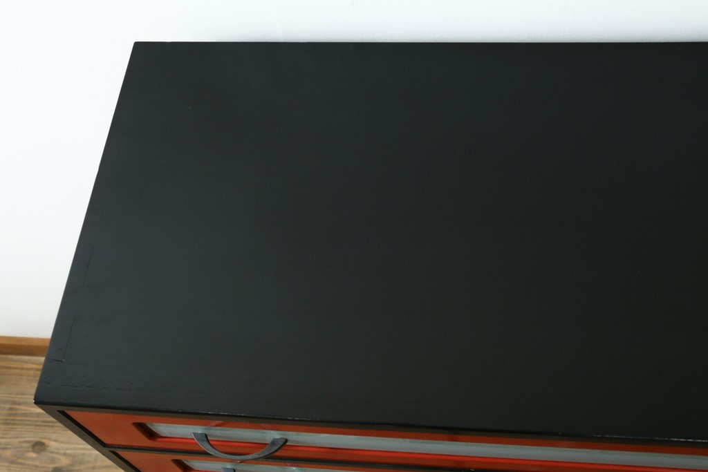 中古　美品　漆塗り　モダンデザイン　朱塗りと黒のコントラストに目を奪われる総桐箪笥　定価推定約70万円　(R-090758)