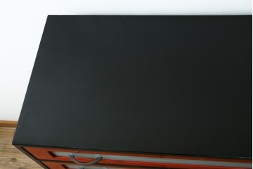 中古　美品　漆塗り　モダンデザイン　朱塗りと黒のコントラストに目を奪われる総桐箪笥　定価推定約70万円　(R-090758)