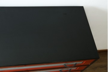 中古　美品　漆塗り　モダンデザイン　朱塗りと黒のコントラストに目を奪われる総桐箪笥　定価推定約70万円　(R-090758)