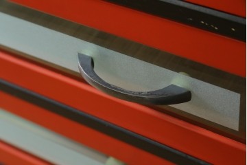 中古　美品　漆塗り　モダンデザイン　朱塗りと黒のコントラストに目を奪われる総桐箪笥　定価推定約70万円　(R-090758)