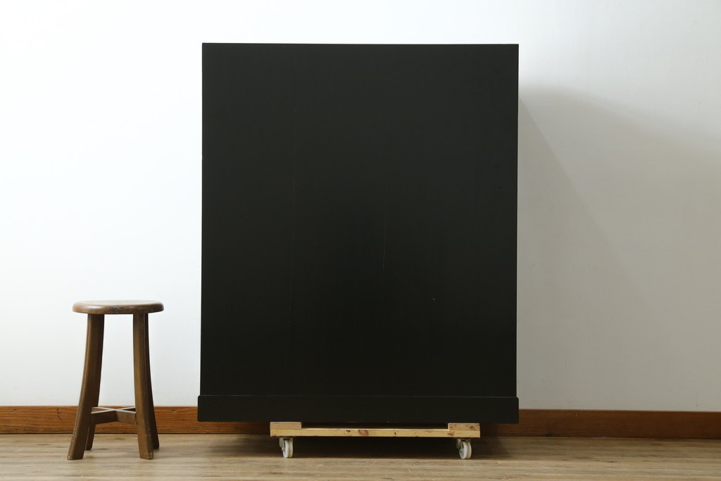中古　美品　漆塗り　モダンデザイン　朱塗りと黒のコントラストに目を奪われる総桐箪笥　定価推定約70万円　(R-090758)