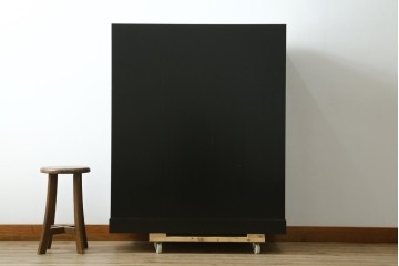 中古　美品　漆塗り　モダンデザイン　朱塗りと黒のコントラストに目を奪われる総桐箪笥　定価推定約70万円　(R-090758)