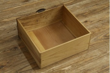 和製アンティーク　明治期　激レア　博物館クラスの希少品!!　外部桐材　三方帯金具入り　豪壮な金具使いが目を引く関西帳場箪笥　(R-090759)