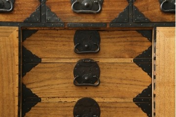 和製アンティーク　明治期　激レア　博物館クラスの希少品!!　外部桐材　三方帯金具入り　豪壮な金具使いが目を引く関西帳場箪笥　(R-090759)