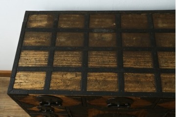 和製アンティーク　明治期　激レア　博物館クラスの希少品!!　外部桐材　三方帯金具入り　豪壮な金具使いが目を引く関西帳場箪笥　(R-090759)