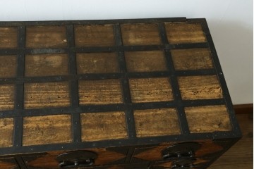 和製アンティーク　明治期　激レア　博物館クラスの希少品!!　外部桐材　三方帯金具入り　豪壮な金具使いが目を引く関西帳場箪笥　(R-090759)